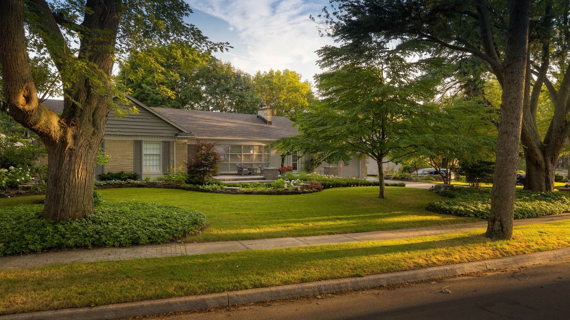 Boxwood Front Entrance – Welcome Home!